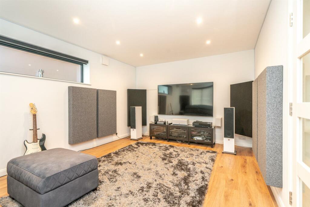 Additional property image - Oakwood Road, Bricket Wood
