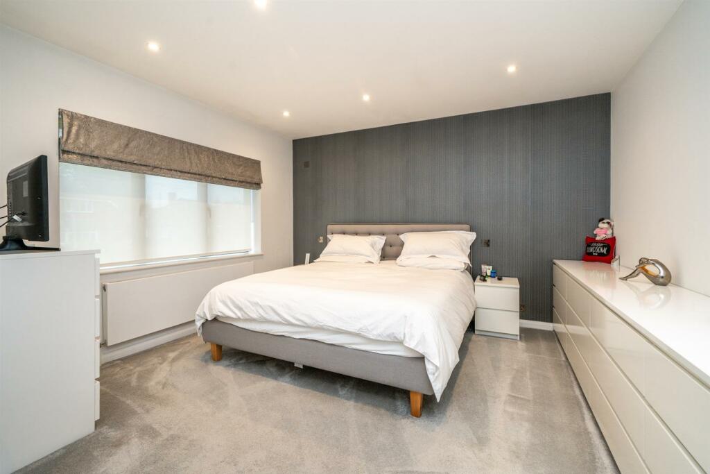Additional property image - Oakwood Road, Bricket Wood