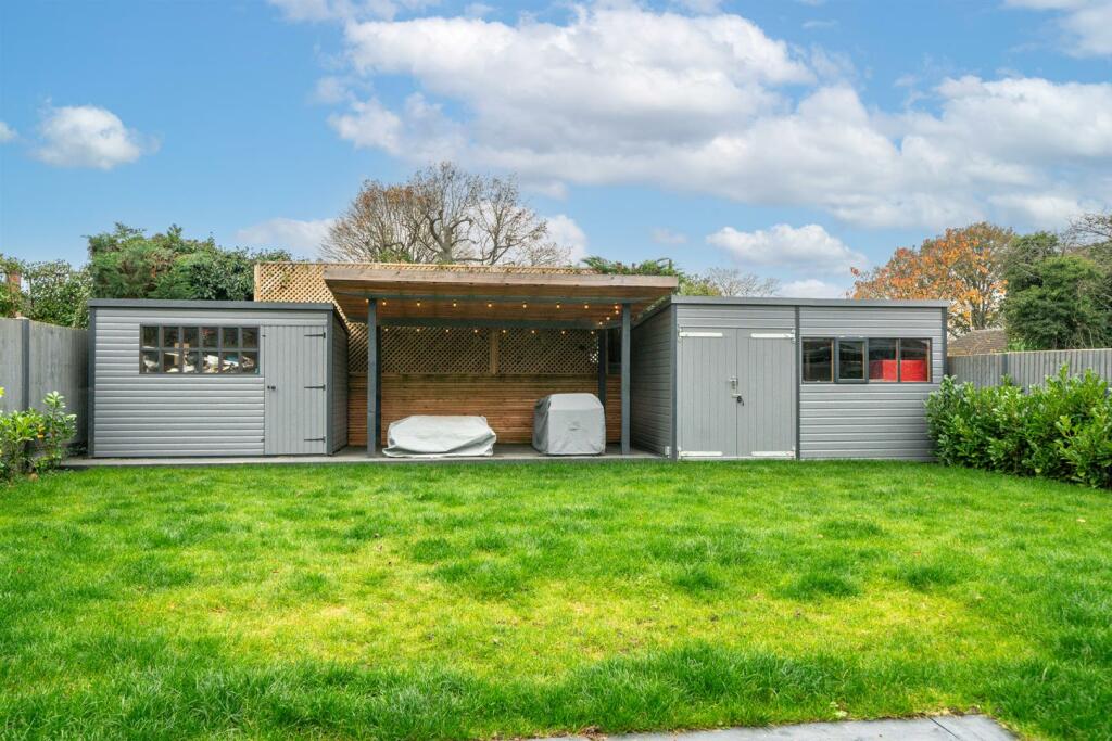 Additional property image - Oakwood Road, Bricket Wood