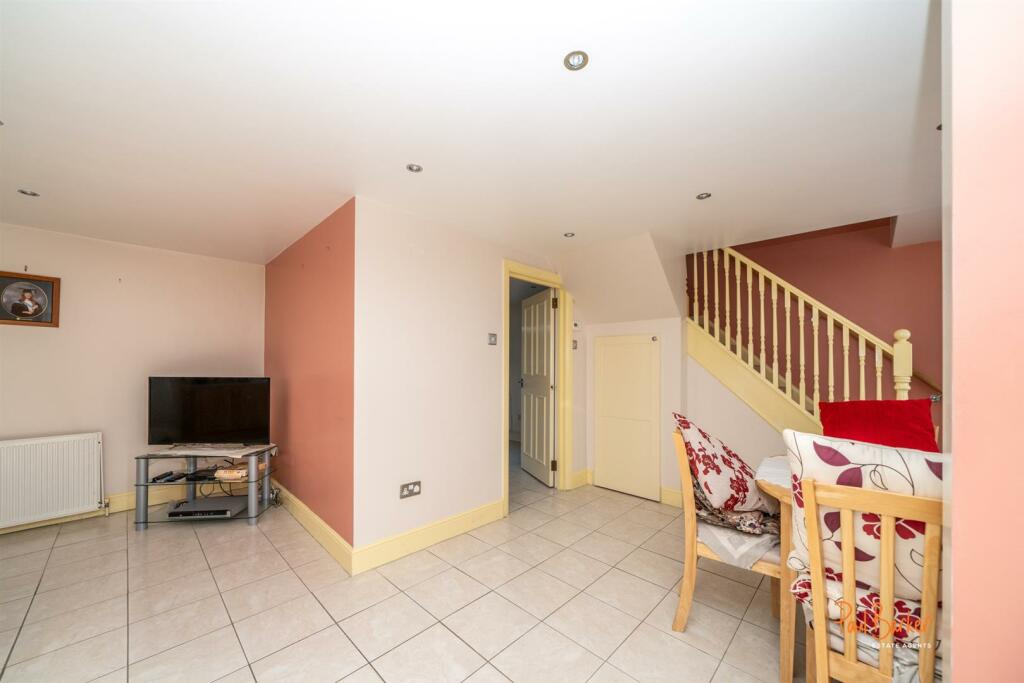 Additional property image - Cell Barnes Lane, St. Albans