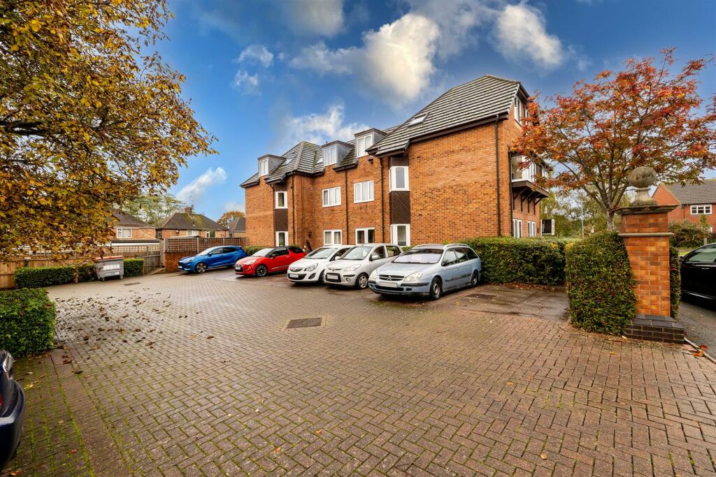 2 bedroom flat for sale in Montgomery Road, Whitnash, Leamington Spa, CV31