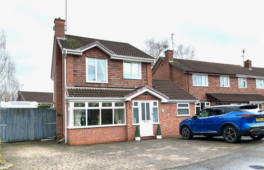 4 bedroom detached house for sale in Aston Close, Little Haywood