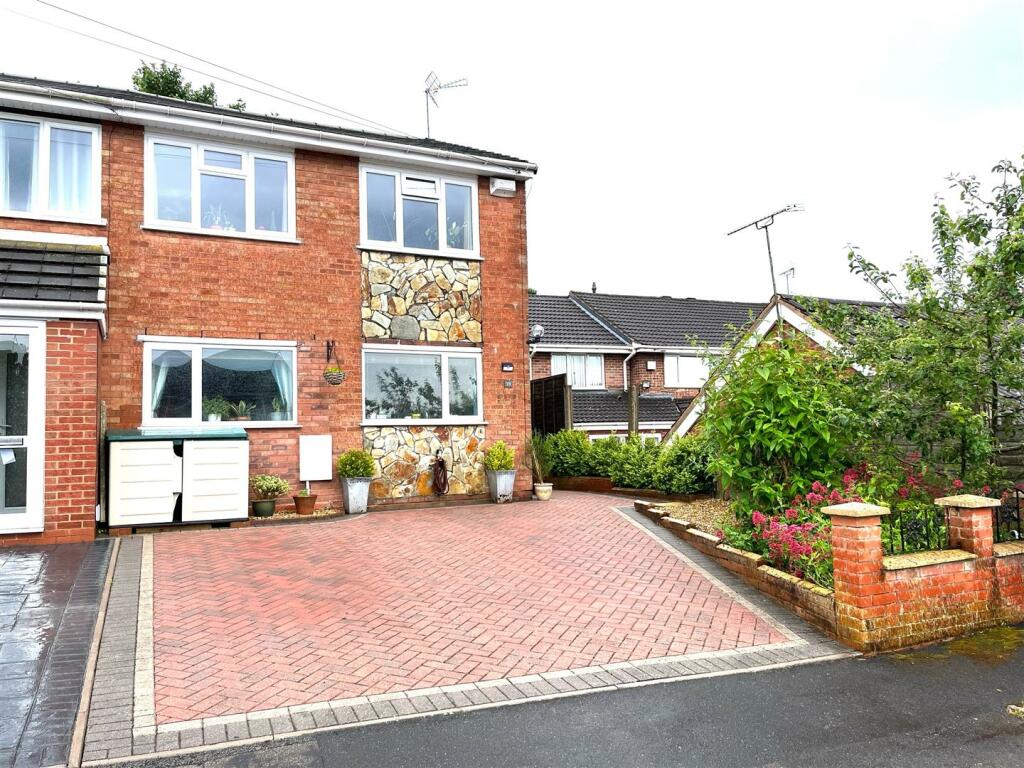 3 bedroom semidetached house for sale in Stringers Hill, Hednesford