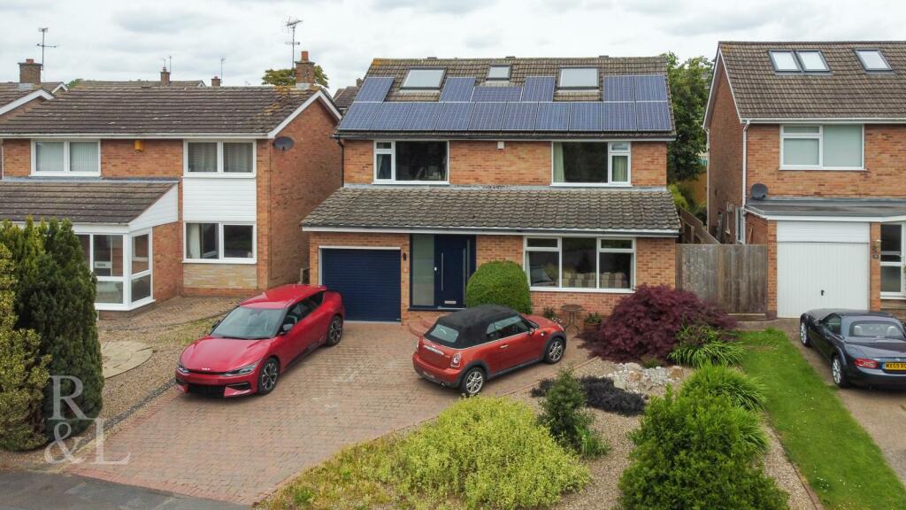 5 bedroom detached house for sale in Hawthorn Close, Keyworth