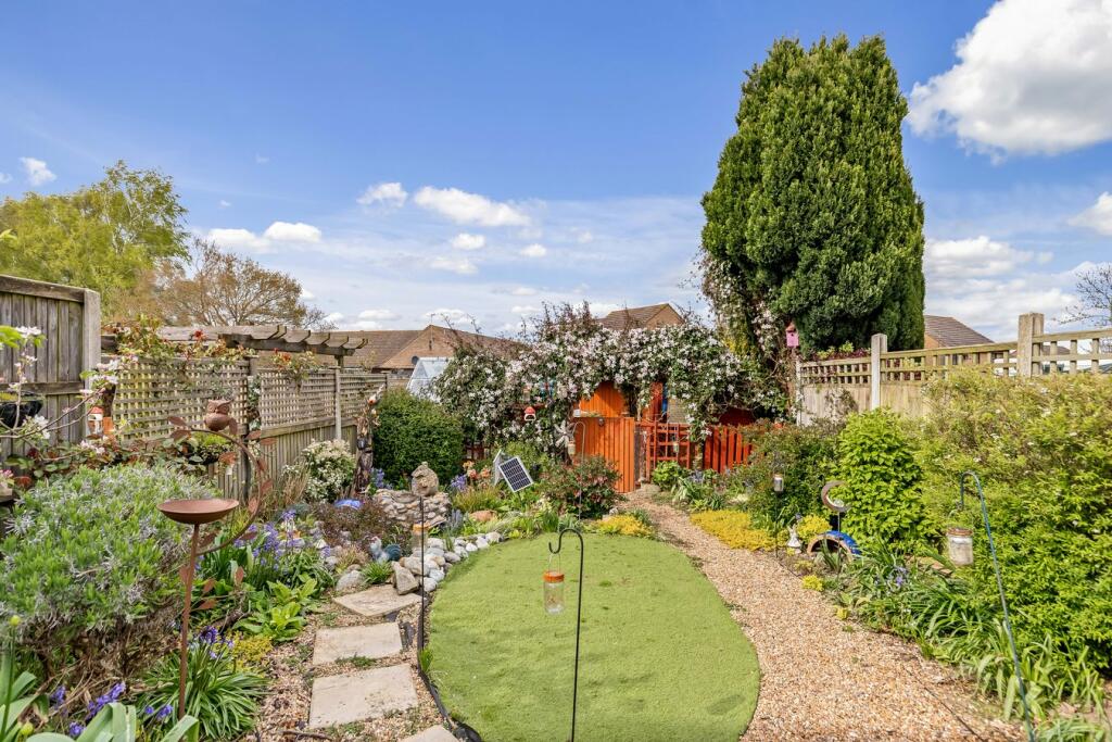 2 bedroom semidetached house for sale in Milner Crescent, Aylesham