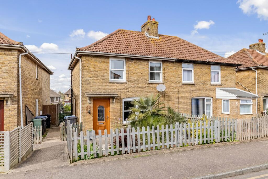 2 bedroom semidetached house for sale in Milner Crescent, Aylesham