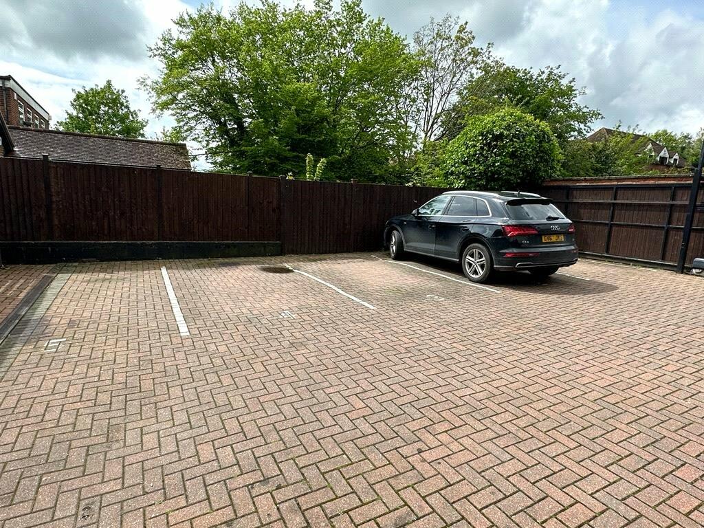 6 bedroom apartment for sale in The Green, Wooburn Green