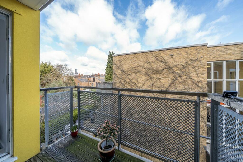 2 bedroom flat for sale in Horn Lane, Acton, W3