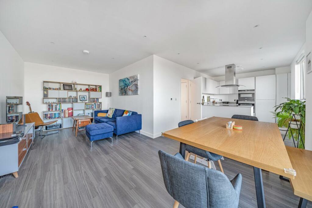 2 bedroom flat for sale in Bollo Bridge Road, Acton, W3