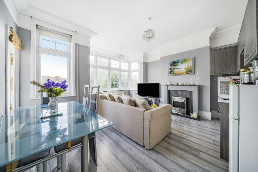 2 bedroom flat for sale in Lynton Road, Acton, W3