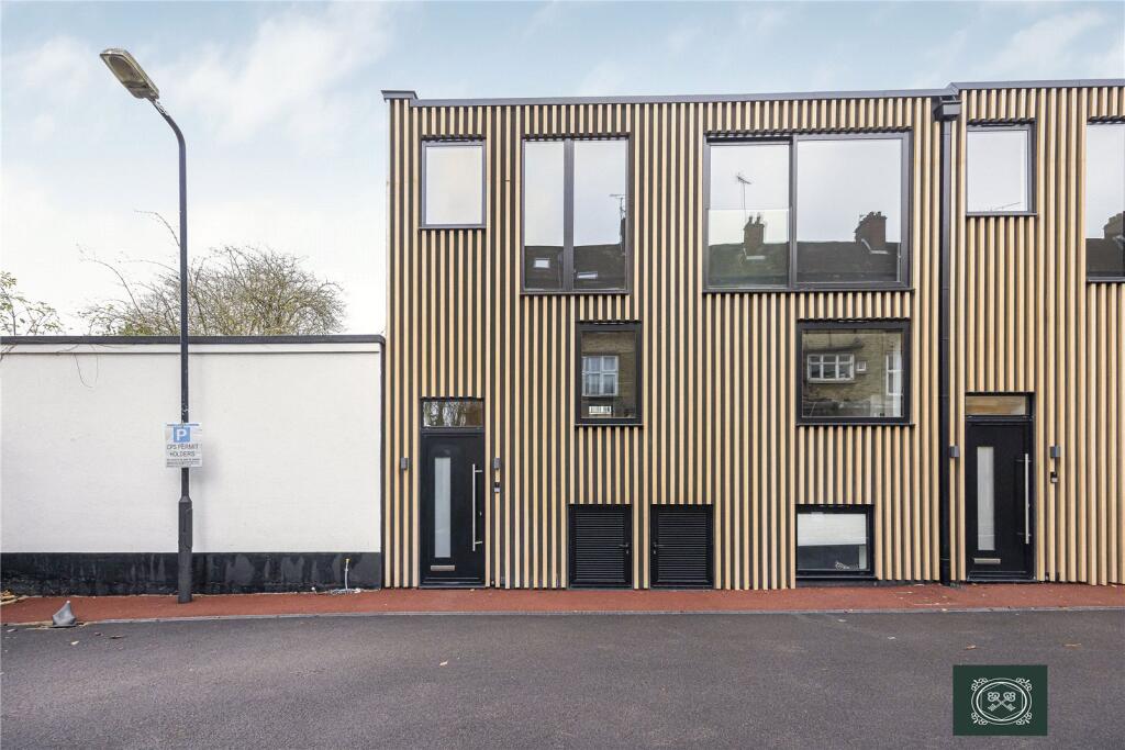 Main image of property: Aylmer mews, London, N2