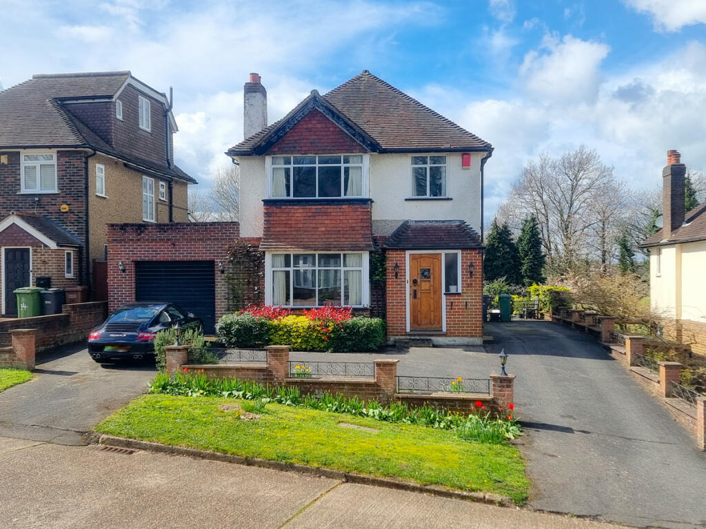3 bedroom detached house for sale in Chanctonbury Chase, Redhill, RH1
