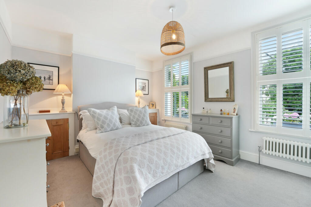2 bedroom end of terrace house for sale in Larkhall Lane, London, SW4
