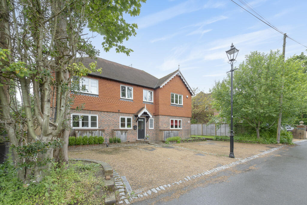 2 bedroom terraced house for sale in Hookwood Park, Oxted, RH8