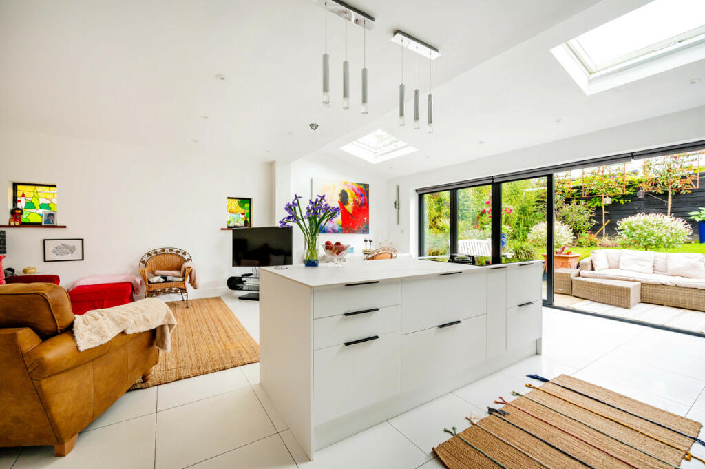 3 bedroom detached house for sale in Starling Close, Buckhurst Hill, IG9