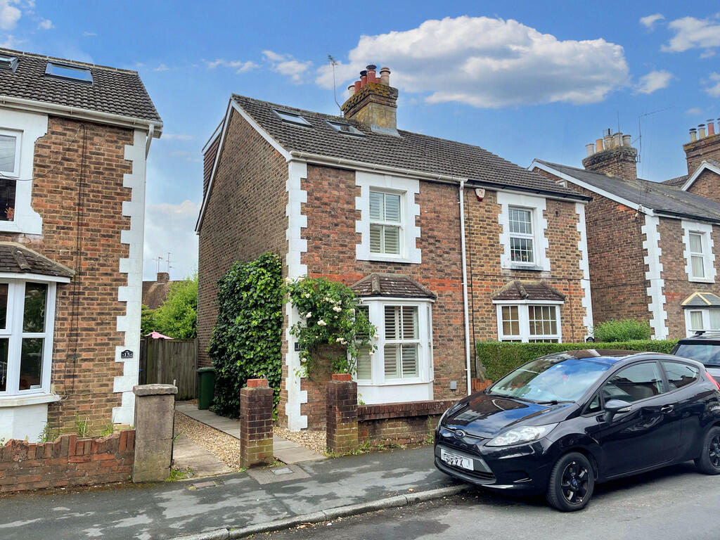 3 bedroom semidetached house for sale in Percy Road, Horsham, RH12