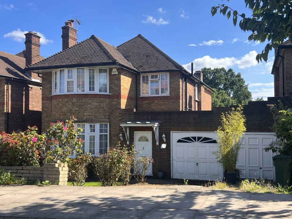 4 bedroom detached house for sale in Northiam, Woodside Park, London N12