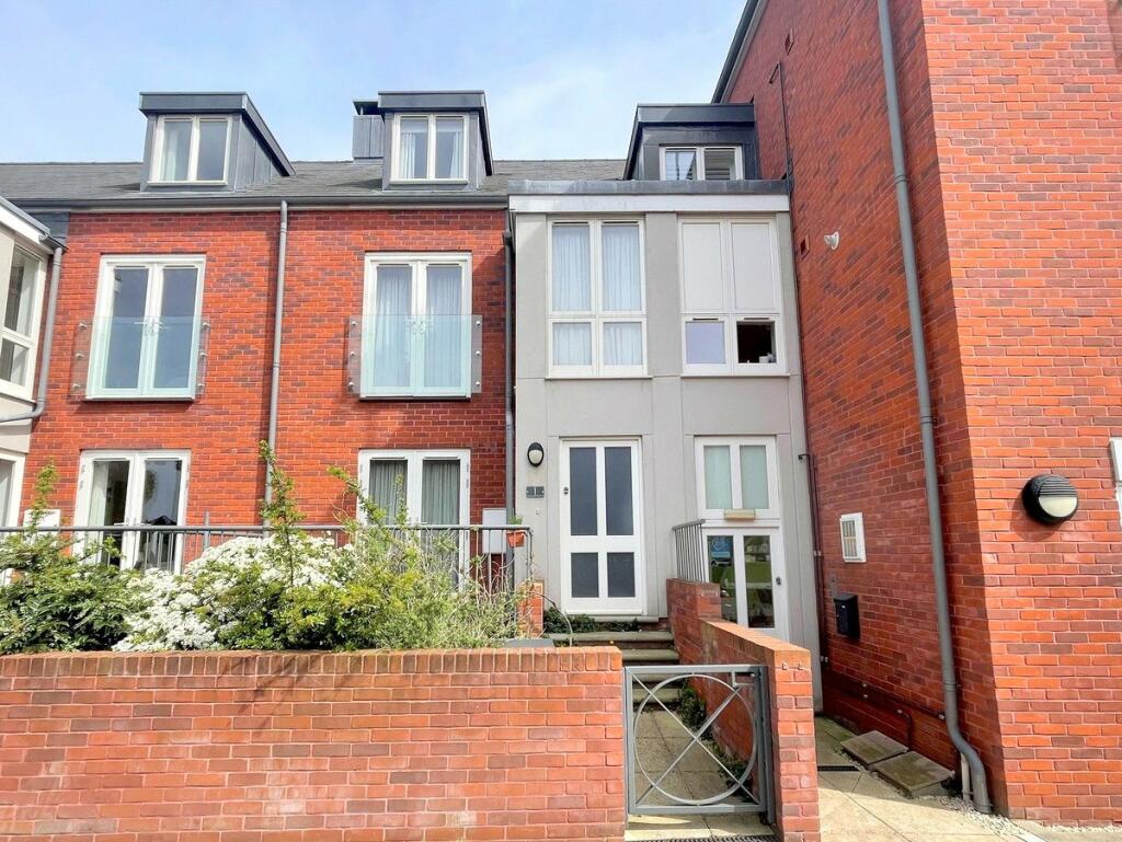 4 bedroom terraced house for sale in Nunns Mill Terrace, Crown Place