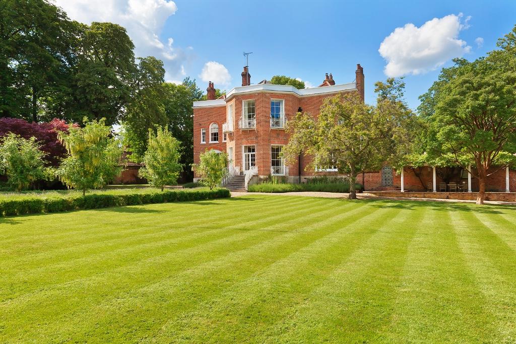 8 bedroom character property for sale in Rectory Road, CO9