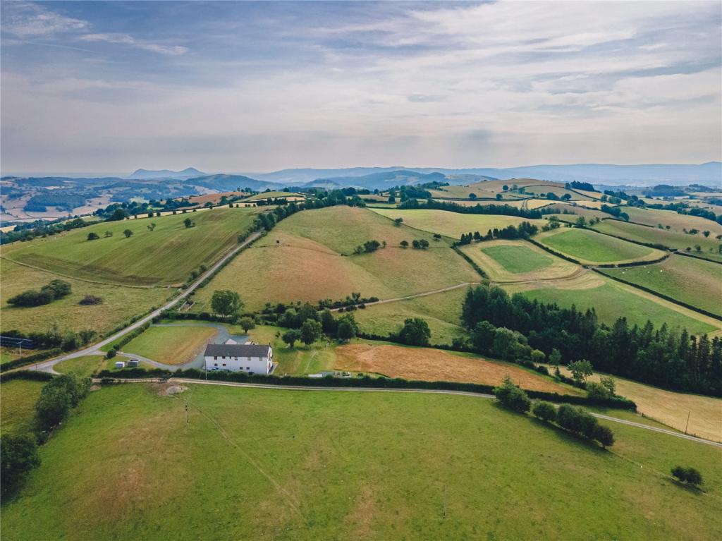 6 bedroom detached house for sale in Llanfair Caereinion, Welshpool, Powys, SY21