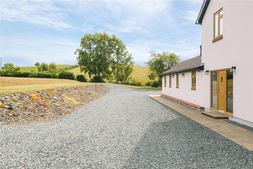 6 bedroom detached house for sale in Llanfair Caereinion, Welshpool