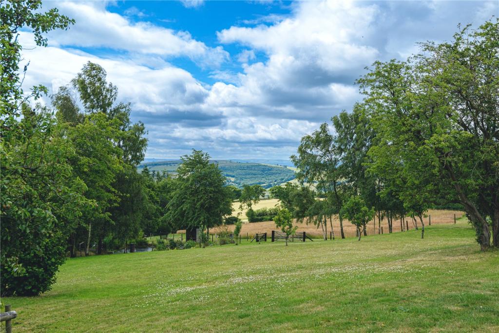 6 bedroom detached house for sale in Llanfair Caereinion, Welshpool