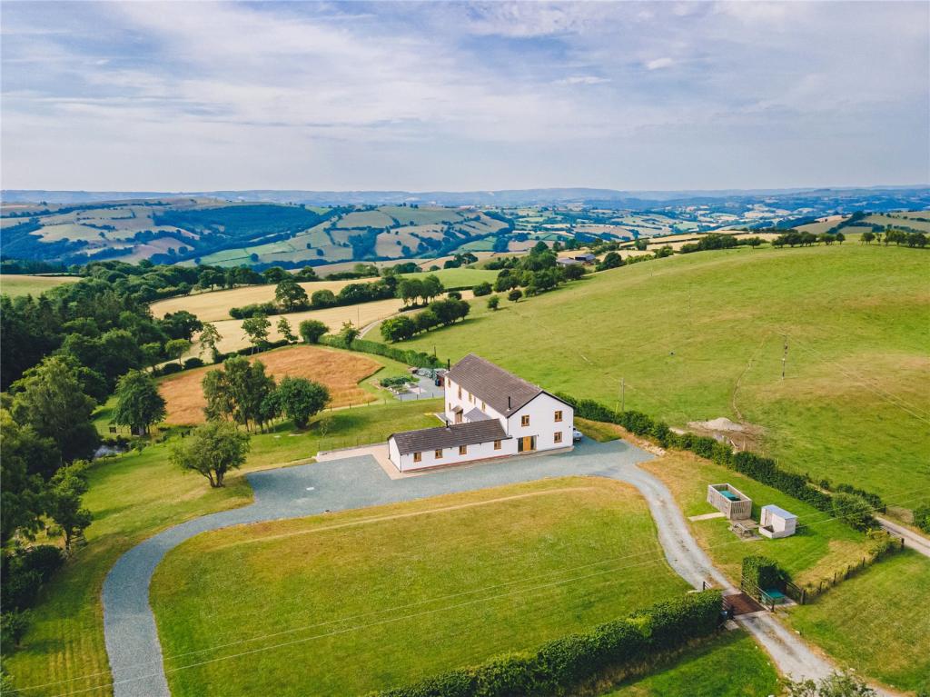 6 bedroom detached house for sale in Llanfair Caereinion, Welshpool