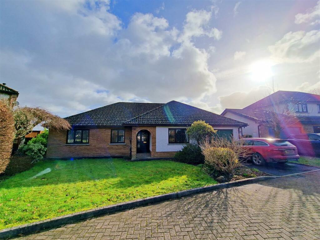 4 bedroom detached bungalow for sale in Golwg Y Twr, Llanarthney