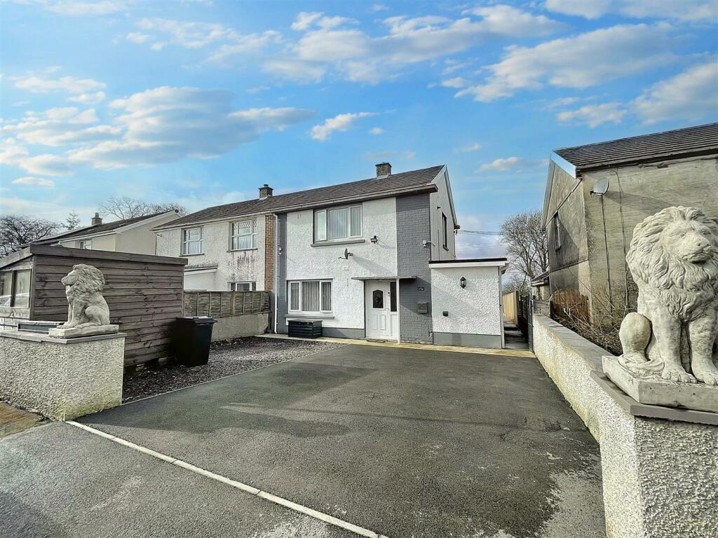 2 bedroom semidetached house for sale in Heol Y Waun, Maesycrugiau