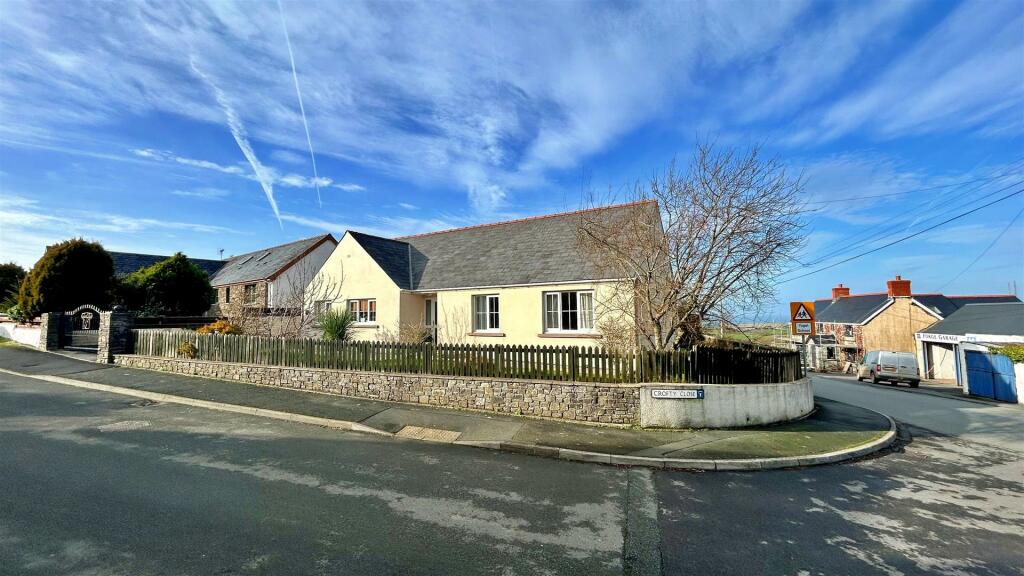 3 bedroom detached bungalow for sale in Crofty Close, Croesgoch