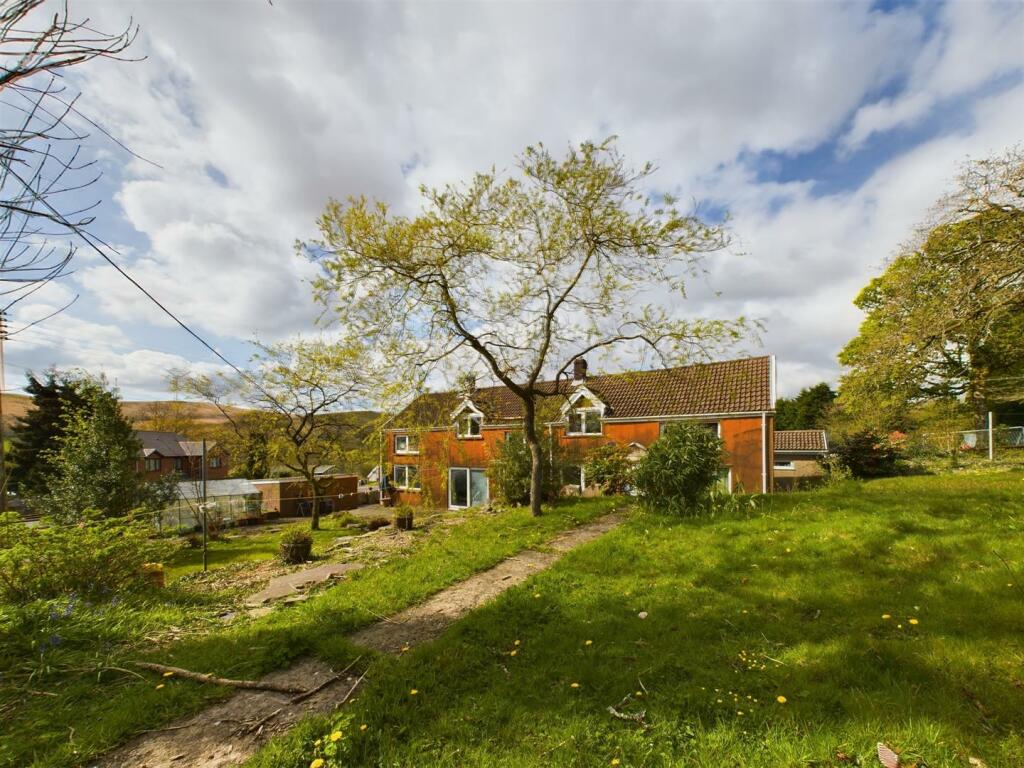 4 bedroom detached house for sale in Heol Y Gors, Cwmgors,, SA18