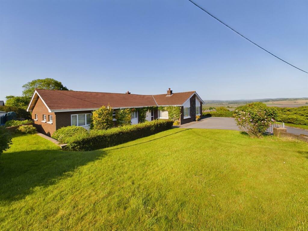 4 bedroom detached bungalow for sale in Pencoed, Llangennech, Llanelli