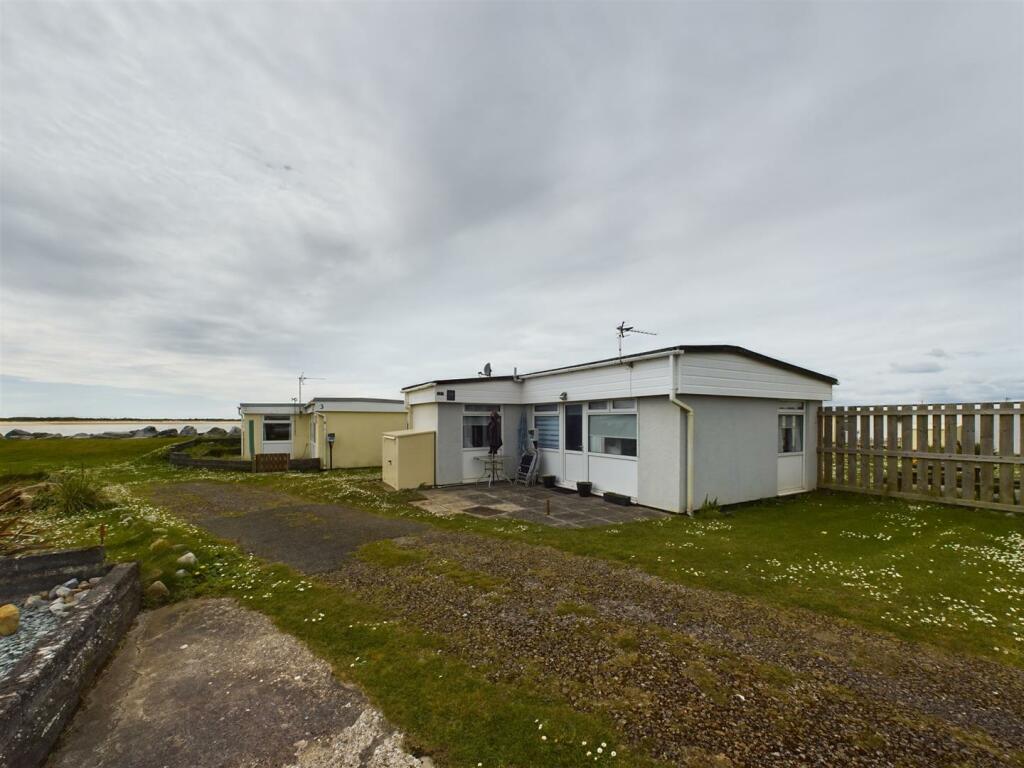 3 bedroom chalet for sale in Carmarthen Bay holiday park, Kidwelly, SA17