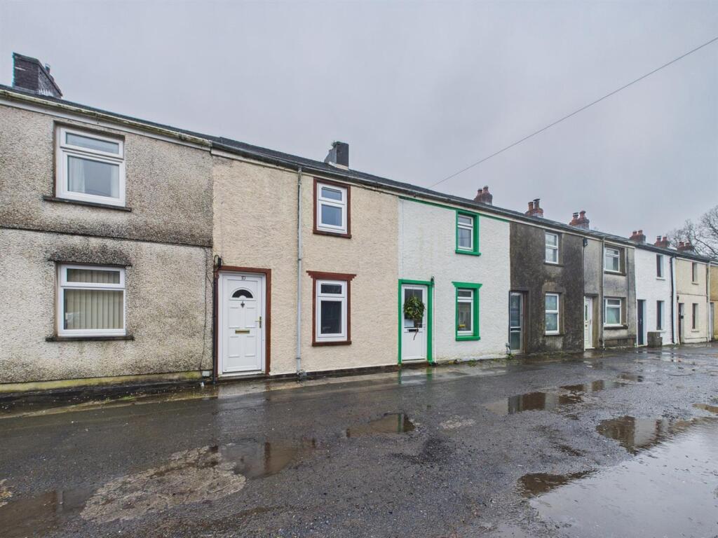 Main image of property: Gwendraeth Row, Pontyberem, Llanelli
