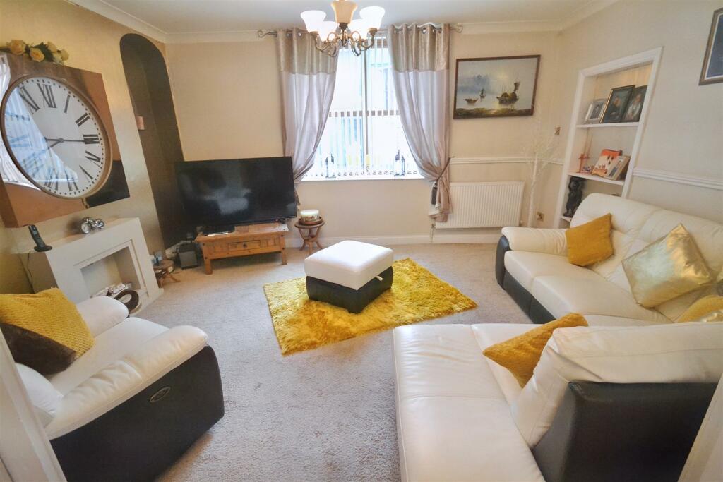 3 bedroom terraced house for sale in High Street, Neyland, Milford