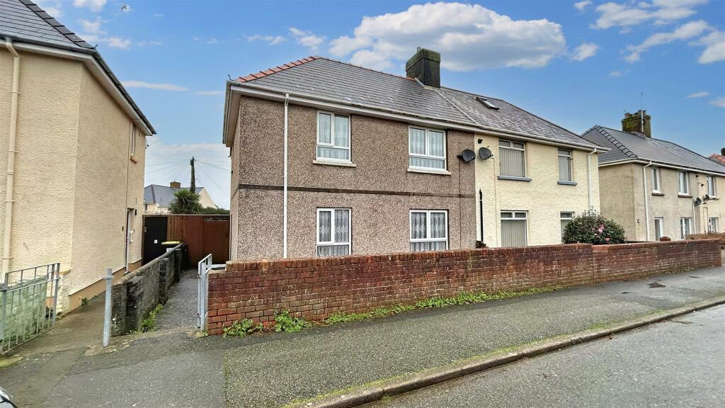 3 bedroom semidetached house for sale in Priory Ville Approach