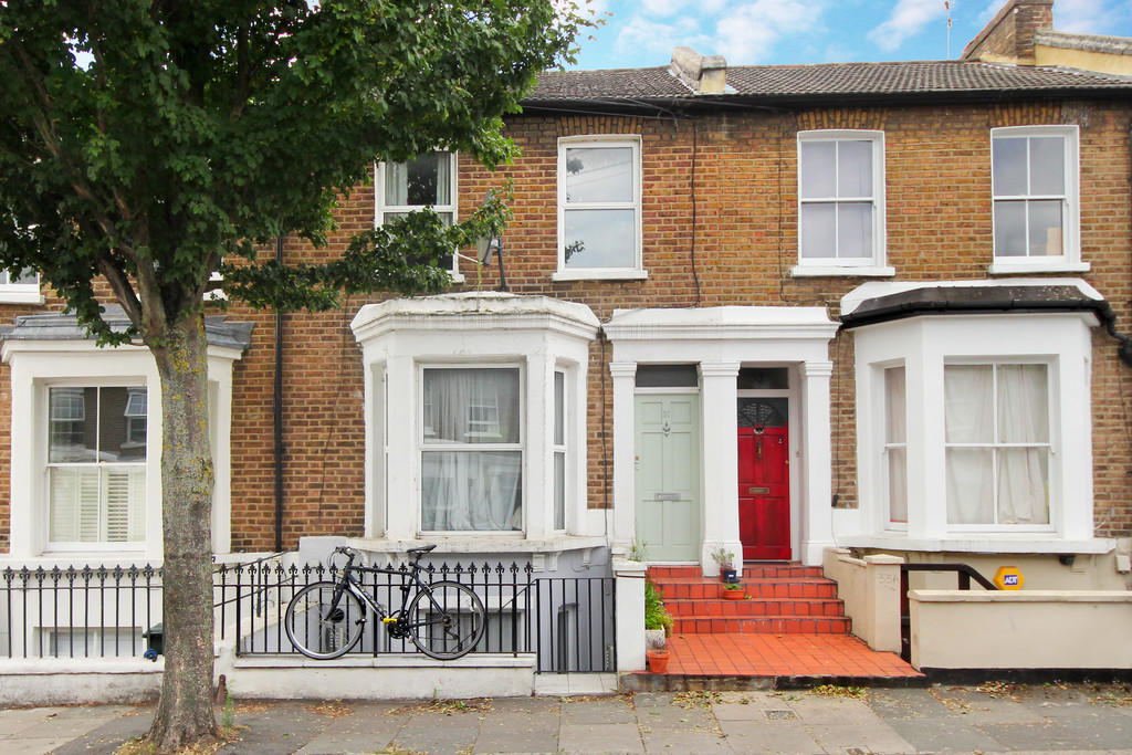 2 bedroom apartment for sale in Myrtle Road, W3