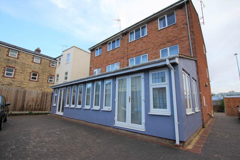 6 bedroom terraced house for rent in Kingsholm Road, Gloucester, GL1