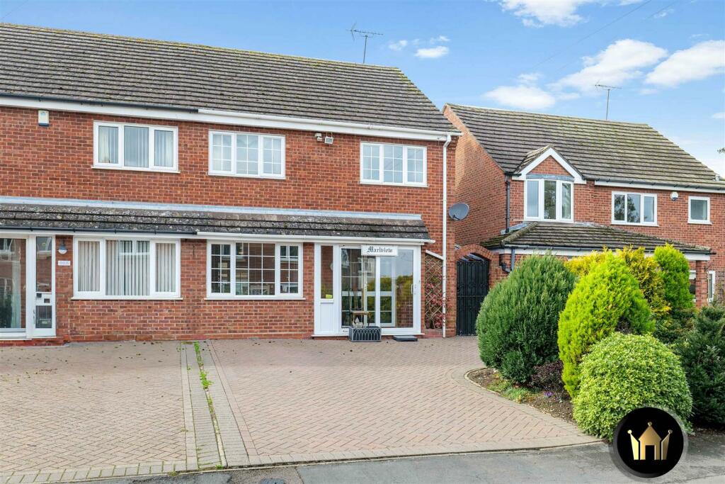 3 bedroom semidetached house for sale in New Road, Studley, B80