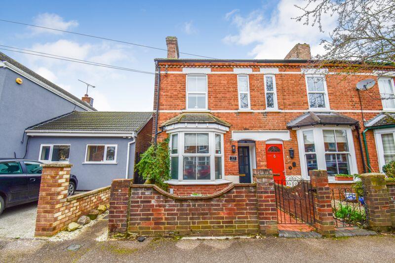 2 bedroom end of terrace house for sale in Queen Alexandra Road