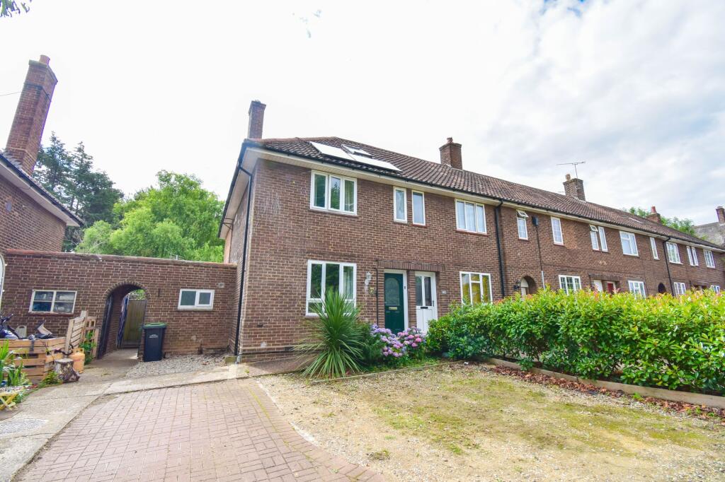 4 bedroom end of terrace house
