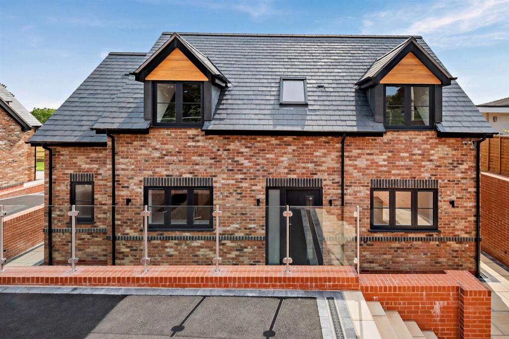 Main image of property: 2, Wells Cottage, Wootton Wawen, B95