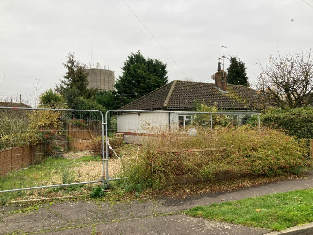 2 bedroom semidetached bungalow for sale in 33 Waterfield Avenue