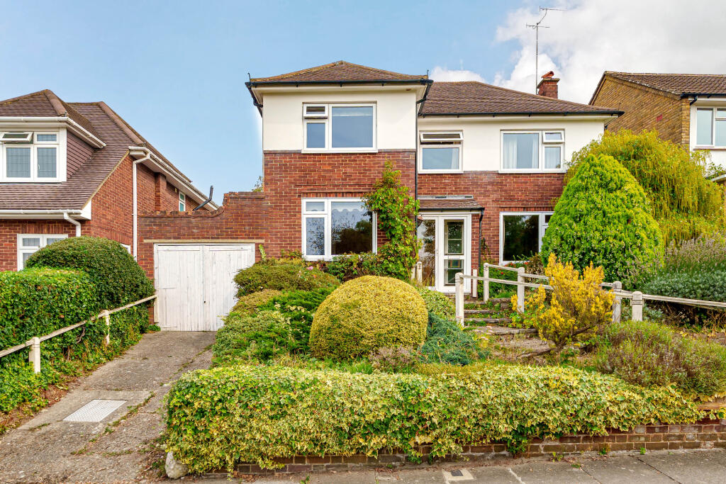 3 bedroom detached house for sale in Bellmount Wood Avenue, Cassiobury