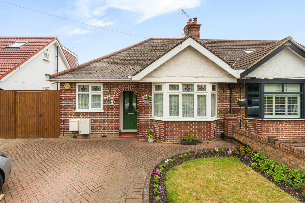 2 bedroom bungalow for sale in Radlett Road, Watford WD24 4LL, WD24