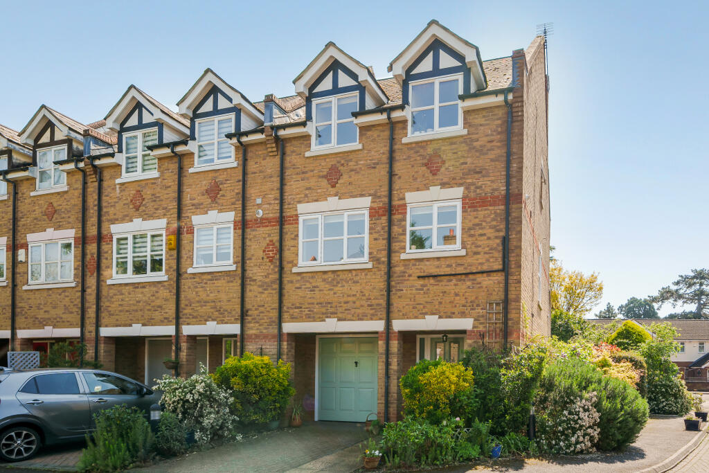 4 bedroom town house for sale in Yorke Gate, Nascot Wood, Watford WD17