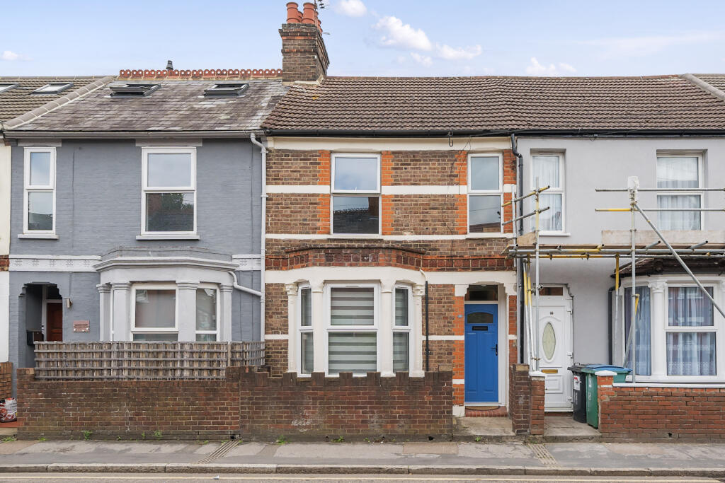 3 bedroom terraced house for sale in Cassio Road, Watford WD18 0QF, WD18