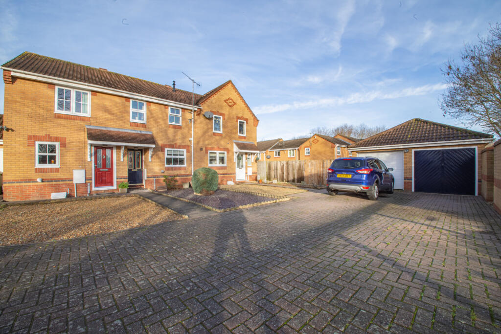 2 bedroom terraced house for sale in Turnstone Way, STANGROUND