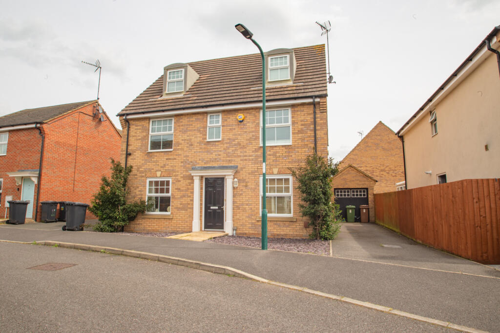 5 bedroom detached house for sale in Verde Close, EYE GREEN
