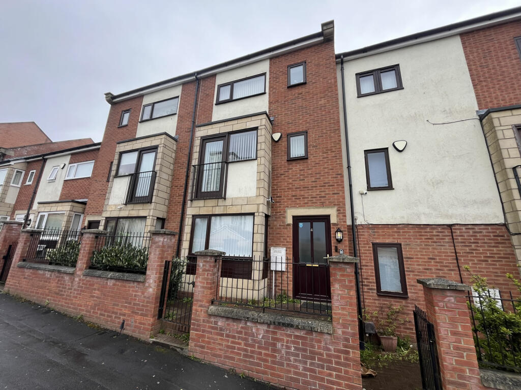 4 bedroom town house for sale in Sungold Villas, Beech St, Newcastle